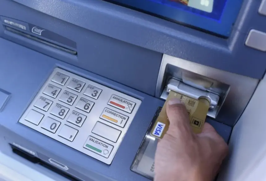 سابقة قضائية.. محكمة البيضاء تعوض مواطنا بـ5000 درهم بعدما ابتلع الشباك البنكي بطاقته
